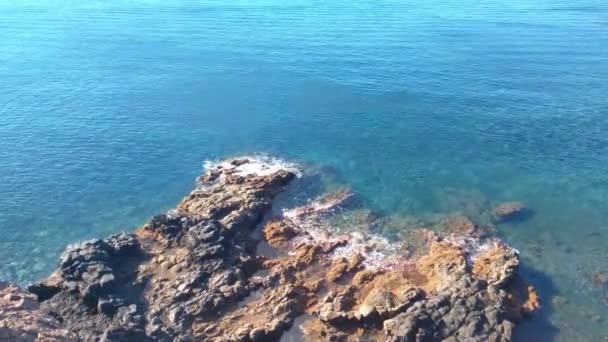 Una Vista Desde Alto Hermosa Agua Del Mar Costa Rocosa — Vídeos de Stock