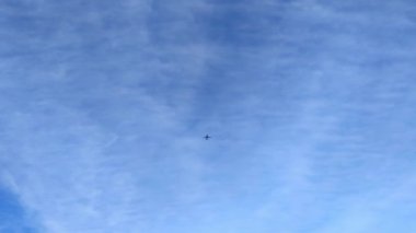 Mavi gökyüzüne karşı uçan bir uçağın alt görüntüsü