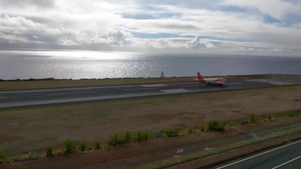 Funchal Madeira Portugal November 2022 Airplane Travels Runway Preparing Plane — Stock Video