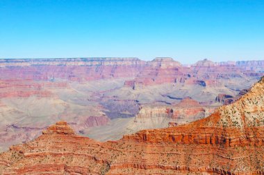 Amerika 'daki bir parkta Büyük Kanyon' un güzel zirveleri