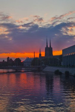 Wroclaw, Polonya, 14 Ekim 2022: Odra kıyılarında Wroclaw 'da pitoresk bir gün batımı