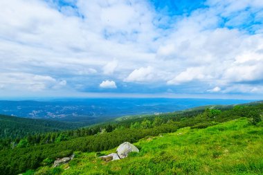 Dağların yüksekliğinden güzel manzara ve bulutlarla dolu gökyüzü.