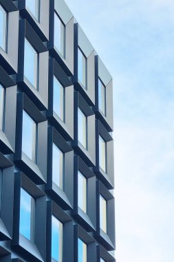 Mavi gökyüzünün arka planına karşı modern bir bina görüntüsü