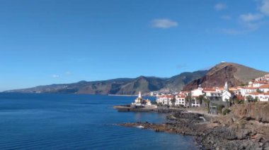 Madeira adasında güneşli bir gün. Turistler arasında popüler bir tatil