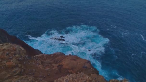 Θέα Από Ψηλά Στον Γκρεμό Ρόκι Κοστ Κύματα Πέφτουν Πάνω — Αρχείο Βίντεο