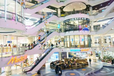 Varşova, Polonya, 20 Kasım 2023: Parlak donanımlı alışveriş merkezi. Yeni yıl ve Noel için hazırlık