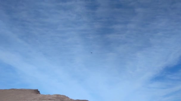 Schießen Von Unten Mit Einem Hochfliegenden Flugzeug Den Himmel — Stockvideo