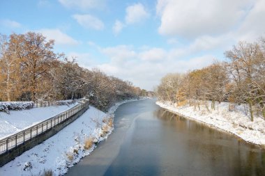 Şehirdeki güzel kış nehri manzarası