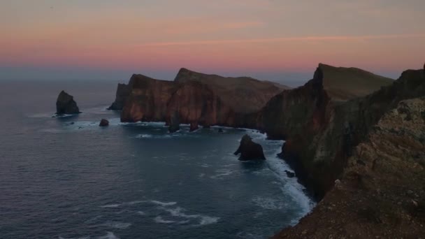 Rotskust Van Madeira Eiland Bij Zonsondergang — Stockvideo