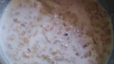 Bir kaşık tavaya karıştırılır.