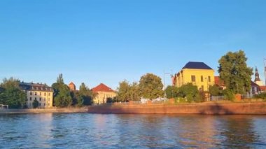 Wroclaw, Polonya, 15 Ağustos 2023: Wroclaw 'ın sudan manzaralı görüntüsü