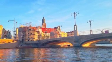 Wroclaw, Polonya, 15 Ağustos 2023: Wroclaw 'da Odra' dan binanın görüntüsü