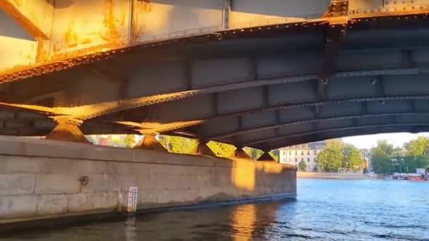 Loď Pluje Pod Železným Mostem Přes Vodu — Stock video