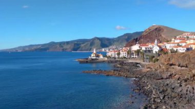 Atlas Okyanusu 'ndaki Madeira adasının güneşli kıyıları.