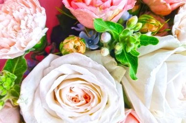 Bir buket taze çiçeğin üst manzarası