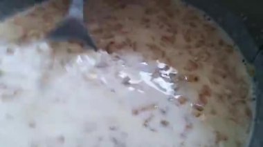 Kahvaltı için sağlıklı yulaf ezmesi yapıyorum. Sağlıklı beslenme