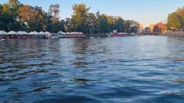 Wroclaw, Polonya, 12 Kasım 2022: Wroclaw 'ın merkezindeki Odra nehrinin kıyıları