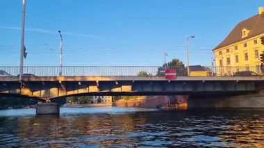 Wroclaw, Polonya, 12 Kasım 2022: Odra Nehri 'nden geçen bir gemiden manzaralı güzel Wroclaw