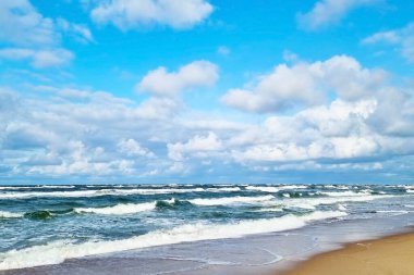 Güneşli bir yaz gününde dalgaların manzarası