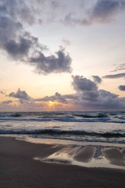 Baltık Denizi kıyılarında güzel bir gün batımı