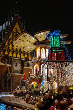 Wroclaw, Polonya, 15 Aralık 2023: Noel pazarında parlak ışıklar
