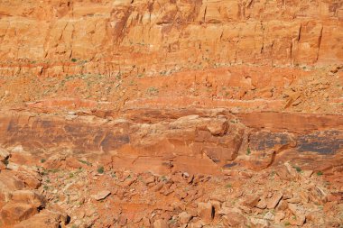 Büyük Kanyon Parkı 'ndaki dağların turuncu yamaçlarının manzarası.