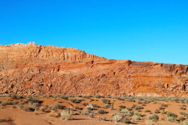 Baharda dağ ve mavi gökyüzü manzarası