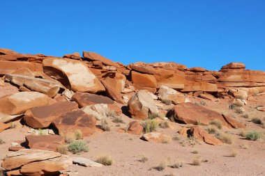 Kızıl kayaların, taş dağların manzarası