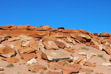 Kızıl kayaların ve dağın yamaçlarının manzarası