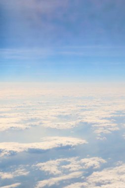 Gökyüzündeki beyaz bulutların havadan görünüşü