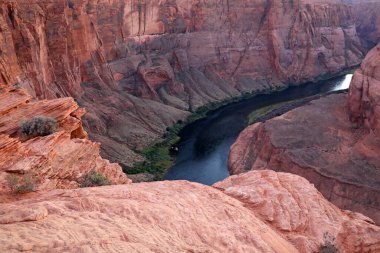 Ortasından akan bir nehir ile çarpıcı bir kanyon, kayalık araziyi su oyarken doğanın ham gücünü sergiliyor..