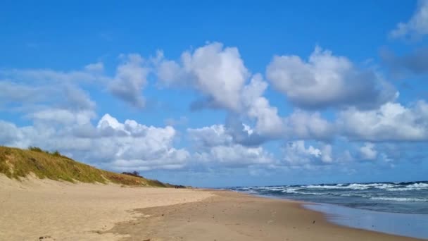 Sandstrand Strekker Seg Langs Havet Med Myke Bølger Som Ruller – stockvideo