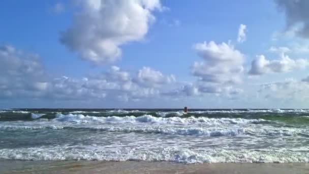 Člověk Obratně Jezdí Surfu Silné Vlně Oceánu Ukazuje Působivou Rovnováhu — Stock video