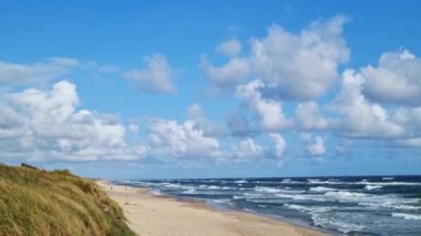 Deniz kenarında güneşli güzel bir gün.