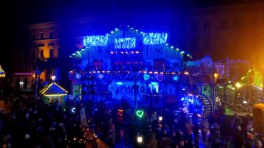 Wroclaw, Polonya, 12 Aralık 2023: Gece Binanın Önünde Duran İnsanlar Grubu