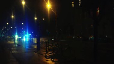 Wroclaw, Polonya, 5 Mart 2023: İtfaiye araçları gece yapılan çağrıya cevap vermek için caddeden aşağı iniyor.