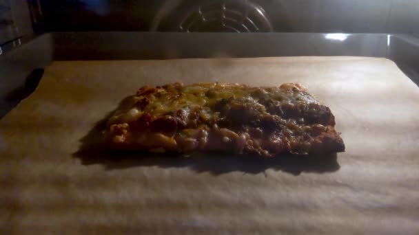 Une Pizza Est Représentée Reposant Sur Une Planche Découper Bois — Video