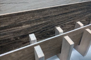 Üzerinde belirgin metal parmaklıklar olan ahşap bir yüzeyin detaylı bir yakın çekimi. Tahtanın dokusu ve metal çubukların endüstriyel tasarımı bu kompozisyonun ana özellikleridir..