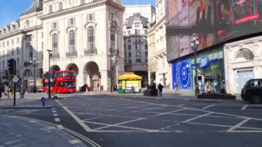 Londra, Birleşik Krallık, 25 Şubat 2024: Londra 'nın güzel mimarisi ve sokaklardaki trafik