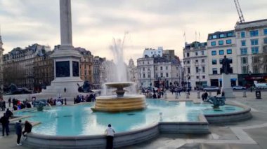 Londra, Birleşik Krallık, 25 Şubat 2024: Londra 'daki Trafalgar Meydanı' ndaki insanlar