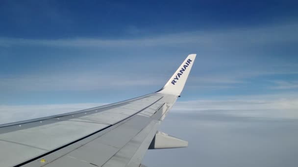 London Inggris Februari 2024 Ryanair Plane Wing Clear Blue Sky — Stok Video