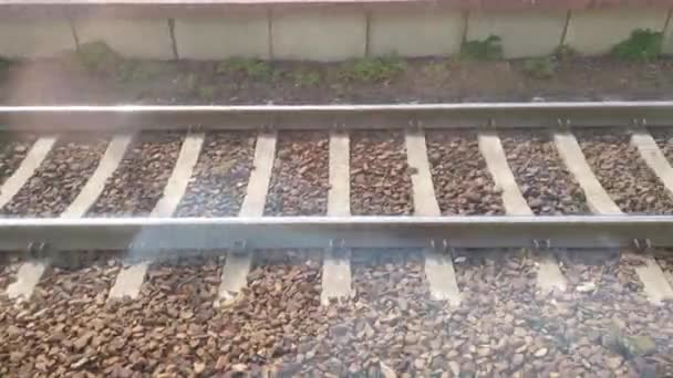 有碎石和混凝土障碍物的阳光照明铁路轨道 — 图库视频影像