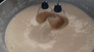 Paslanmaz çelik kasede elektrikli karıştırıcılı krema..