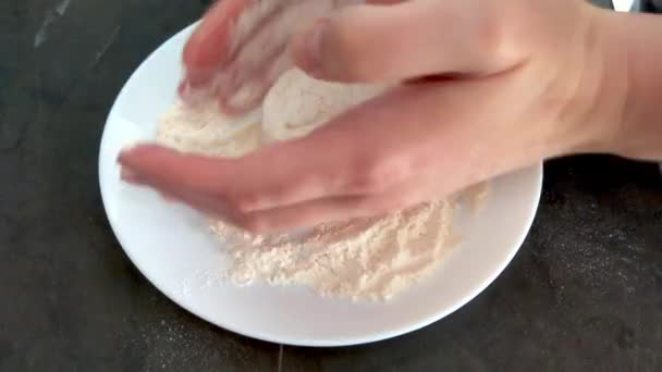 Preparando Pão Caseiro Mãos Bola Massa Revestimento Com Farinha Mesa — Vídeo de Stock