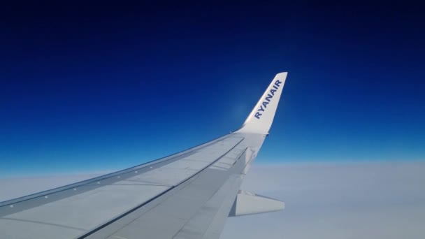Londres Reino Unido Março 2024 Ryanair Plane Wing Soaring Clouds — Vídeo de Stock