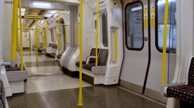 Londra, Birleşik Krallık, 24 Mart 2024: Modern Tasarım ve Sarı Tutamaklı Boş Metro Treni İçişleri.