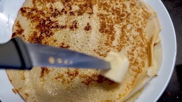 Delizioso Fatto Casa Pancake Essere Imburrato Piatto Bianco — Video Stock