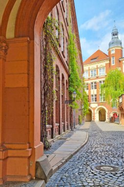 Gorlitz, Almanya, 13 Nisan 2024: Cobblestone Caddesi ile Tranquil European Alley, Arched Entrance ve Ivy-Covered Buildings.