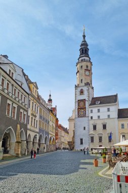 Gorlitz, Almanya, 13 Nisan 2024: Tarihi Saat Kulesi ve Çakıl Taşı Yolu 'na sahip Avrupa Şehir Caddesi.