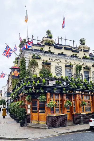 Londra, Birleşik Krallık, 24 Mart 2024: Londra 'daki Iconic Churchill Arms Pub..
